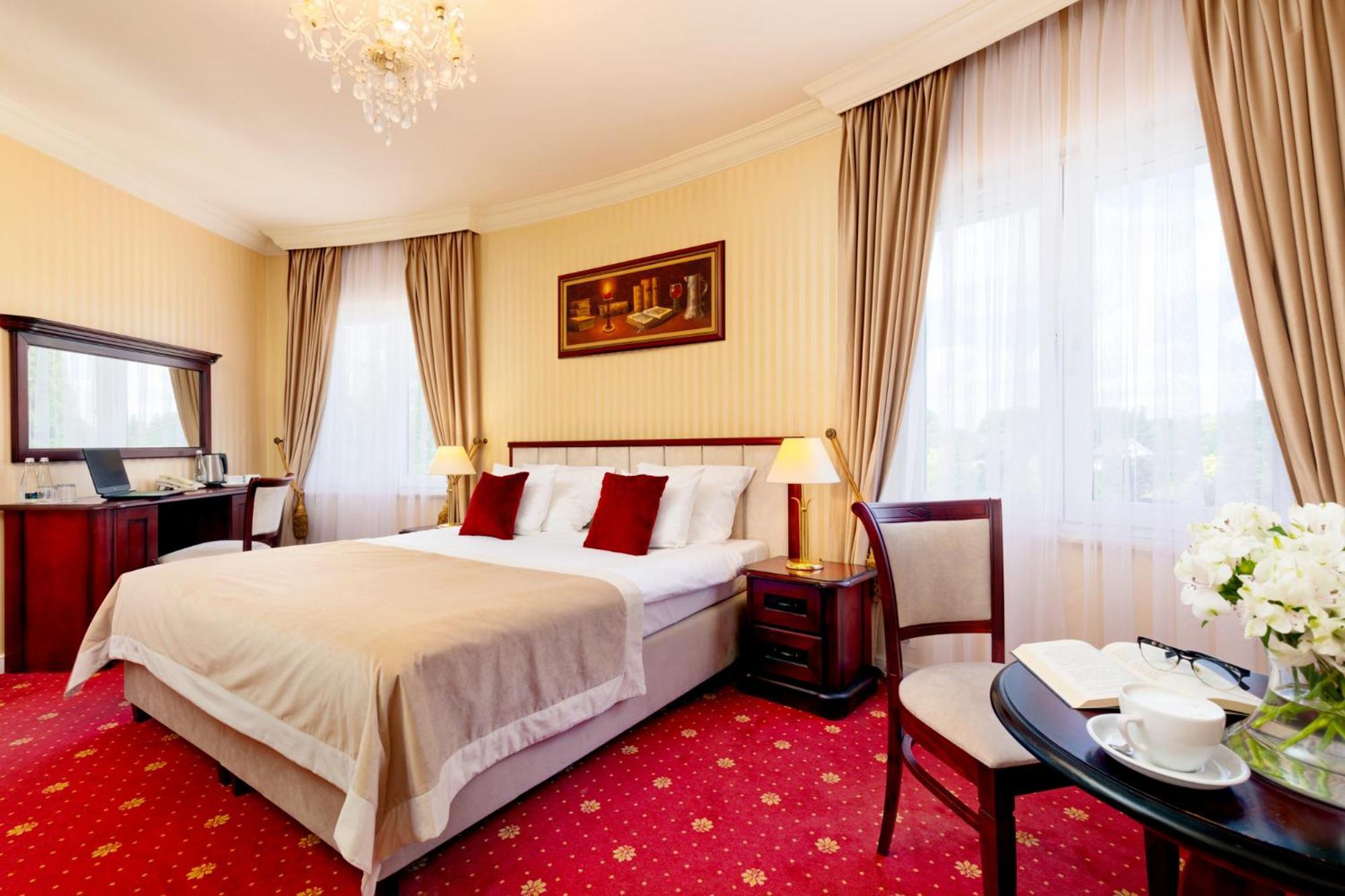 Palacyk Otrebusy Business & Spa Kültér fotó
