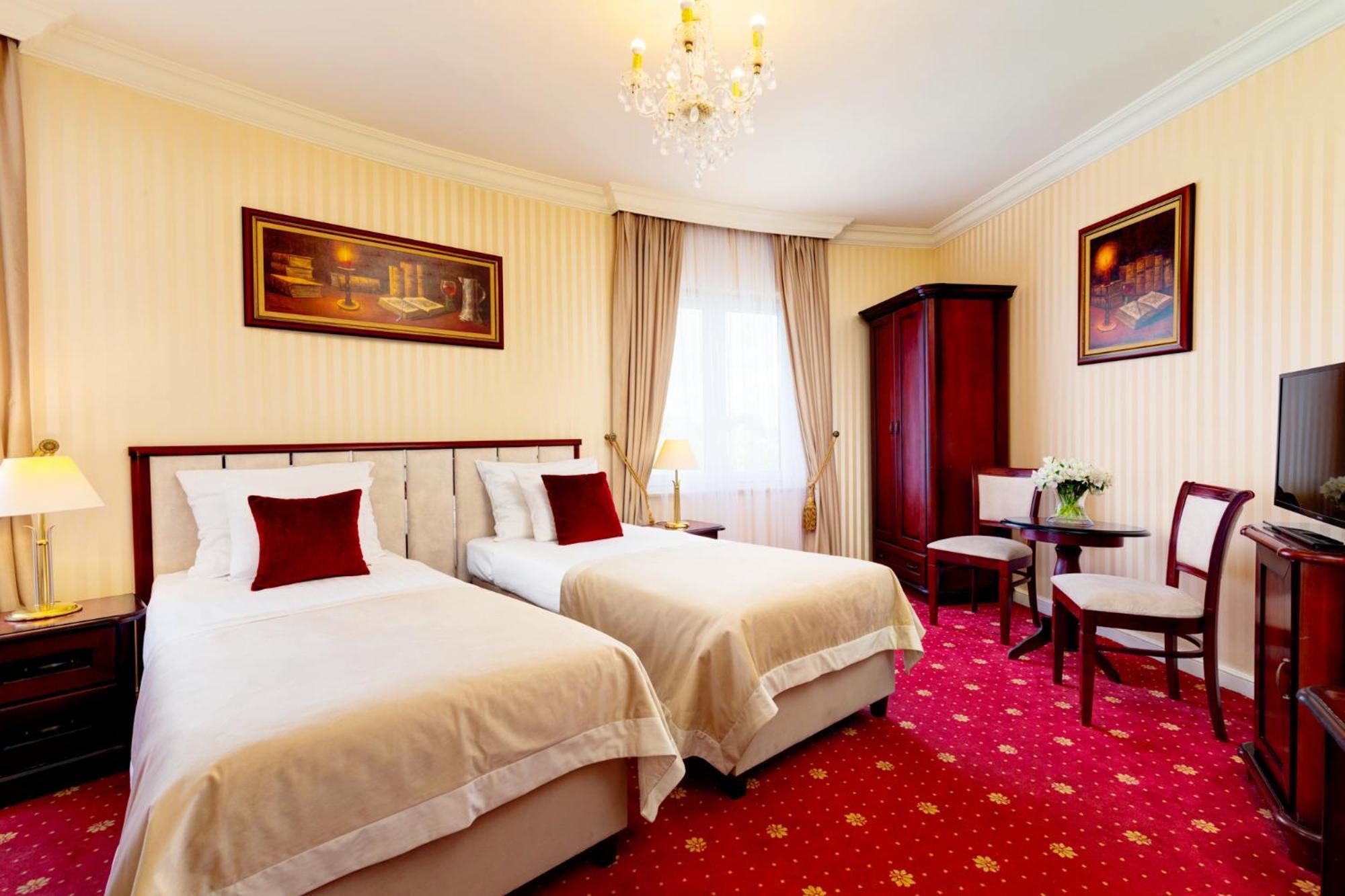 Palacyk Otrebusy Business & Spa Kültér fotó