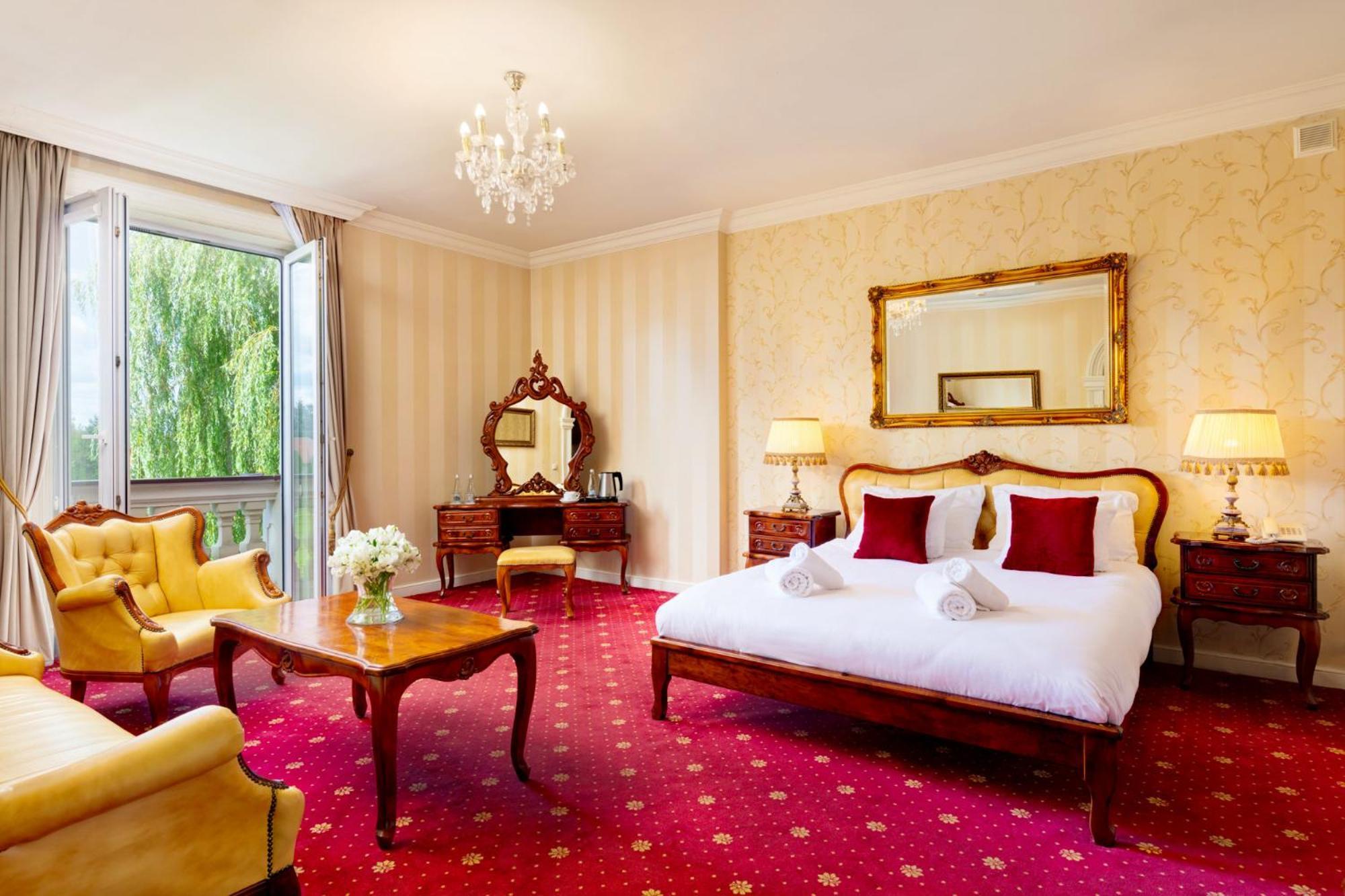 Palacyk Otrebusy Business & Spa Kültér fotó